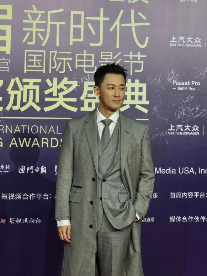 璀璨林峰拿最佳男主曾志伟获终身成就奖！龙8国际电子游戏娱乐平台澳门电影节星光(图3)