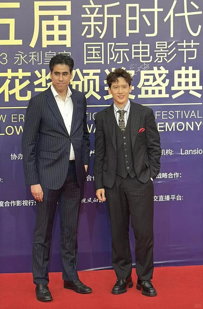 璀璨林峰拿最佳男主曾志伟获终身成就奖！龙8国际电子游戏娱乐平台澳门电影节星光(图2)