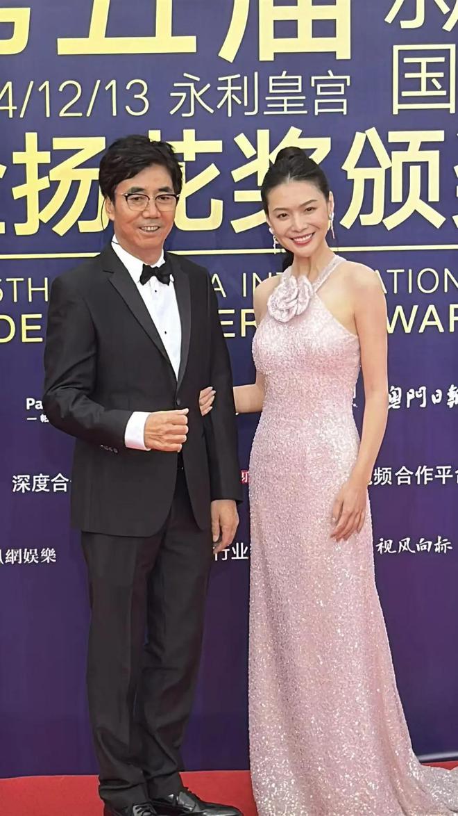 璀璨林峰拿最佳男主曾志伟获终身成就奖！龙8国际电子游戏娱乐平台澳门电影节星光(图4)