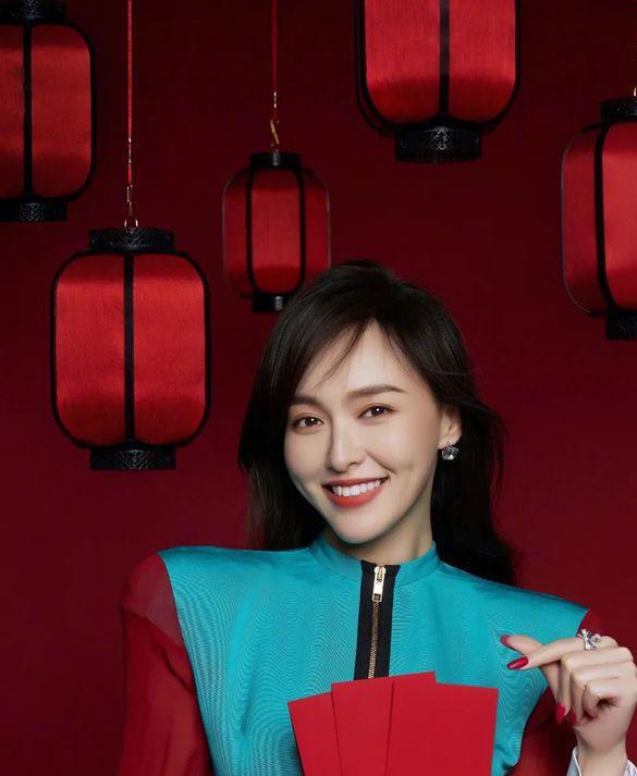 以蓝色和红色的拼接搭配为主龙8体育入口唐嫣的穿搭中(图1)