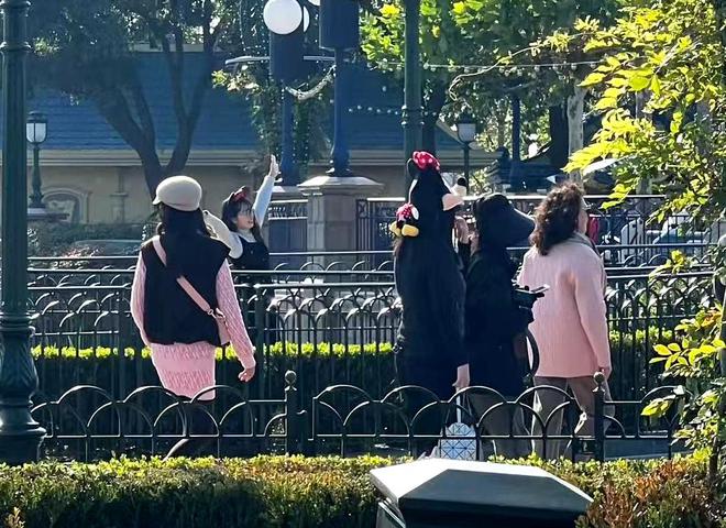 岁女儿去乐园夫妻俩与孩子保持距离防曝光龙8游戏国际登录唐嫣罗晋难得合体陪4