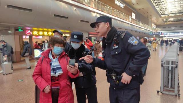 北京铁警化身回家路上“贴心人”龙8囯际2025年春运在即(图1)