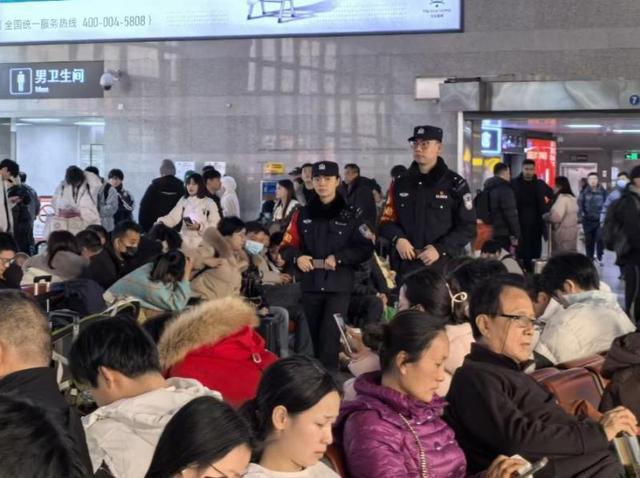 北京铁警化身回家路上“贴心人”龙8囯际2025年春运在即(图2)
