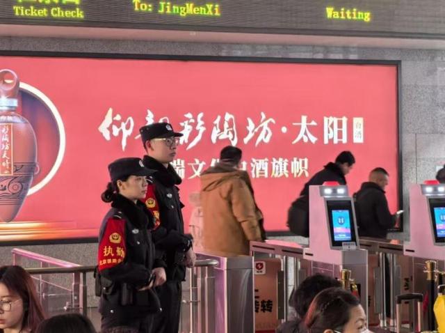 北京铁警化身回家路上“贴心人”龙8囯际2025年春运在即(图3)