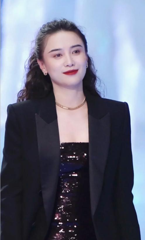 个风情万种却被29岁三线小花抢风头龙8囯际澳门这一天内娱一线女星个(图1)