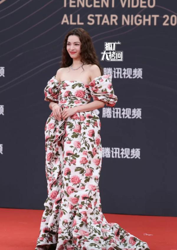 个风情万种却被29岁三线小花抢风头龙8囯际澳门这一天内娱一线女星个(图12)