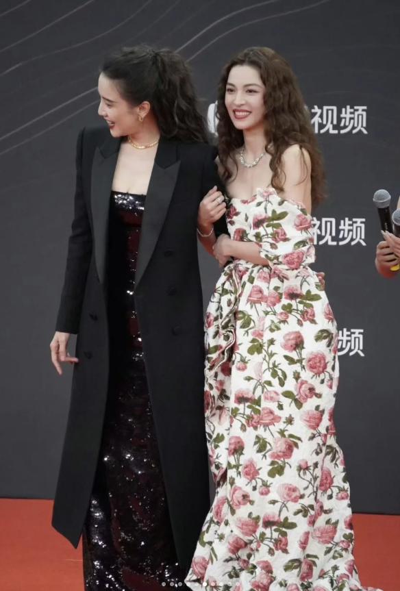 个风情万种却被29岁三线小花抢风头龙8囯际澳门这一天内娱一线女星个(图31)